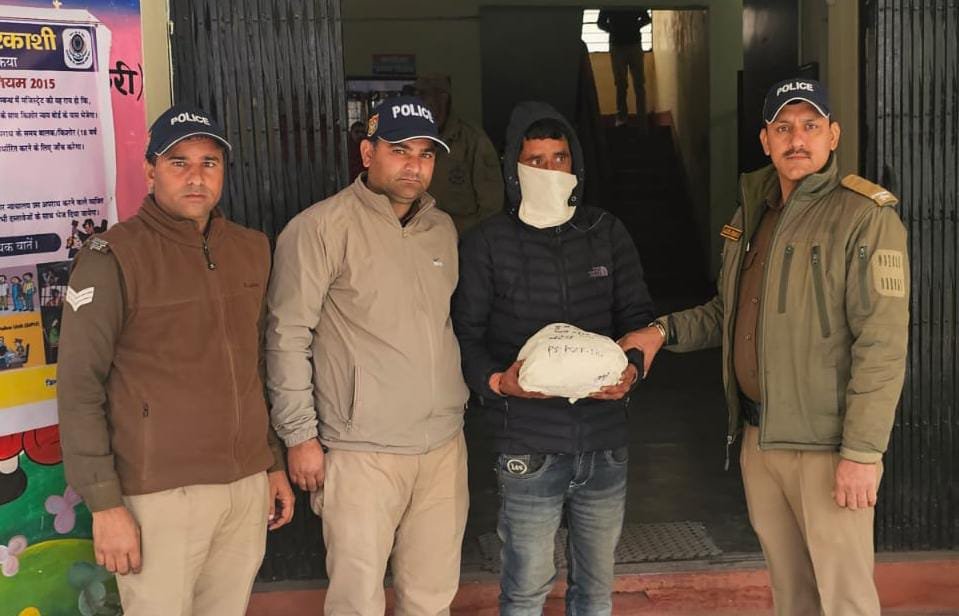  1 किलो 700 ग्राम चरस के साथ तस्कर गिरफ्तार: उत्तरकाशी पुलिस का बड़ा अभियान