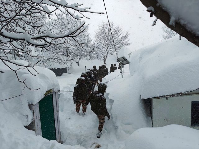 माणा और गंगोत्री में बर्फबारी का कहर, सेना और ITBP का रेस्क्यू ऑपरेशन माणा और गंगोत्री में बर्फबारी का कहर, सेना और ITBP का रेस्क्यू ऑपरेशन